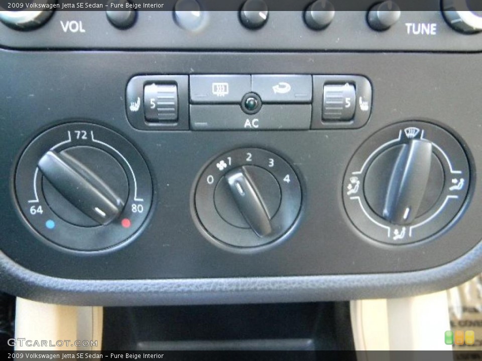 Pure Beige Interior Controls for the 2009 Volkswagen Jetta SE Sedan #46863748