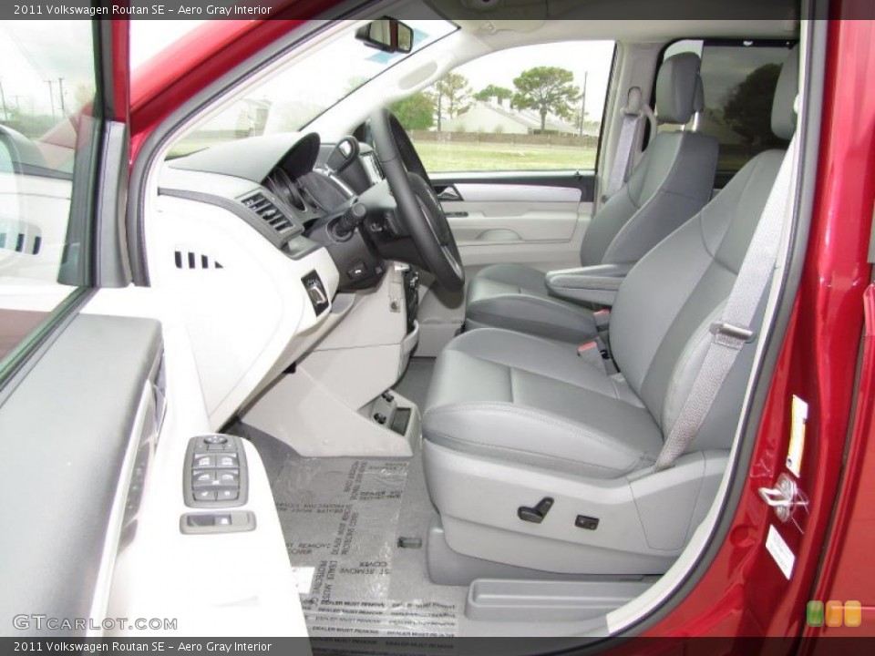 Aero Gray Interior Photo for the 2011 Volkswagen Routan SE #46864794
