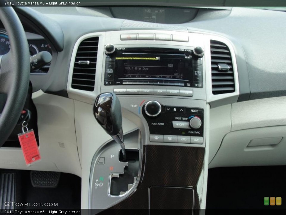 Light Gray Interior Controls for the 2011 Toyota Venza V6 #46874576
