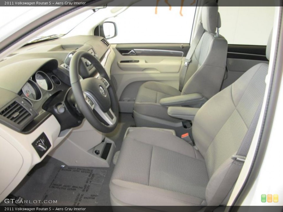 Aero Gray Interior Photo for the 2011 Volkswagen Routan S #46885187