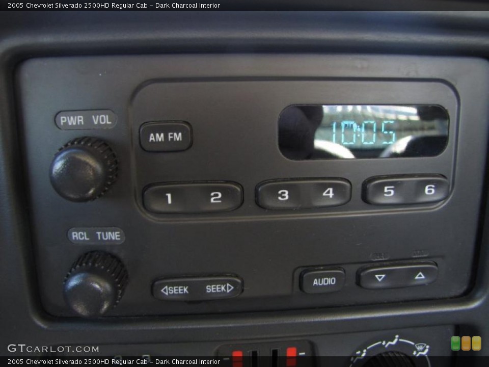 Dark Charcoal Interior Controls for the 2005 Chevrolet Silverado 2500HD Regular Cab #46913828