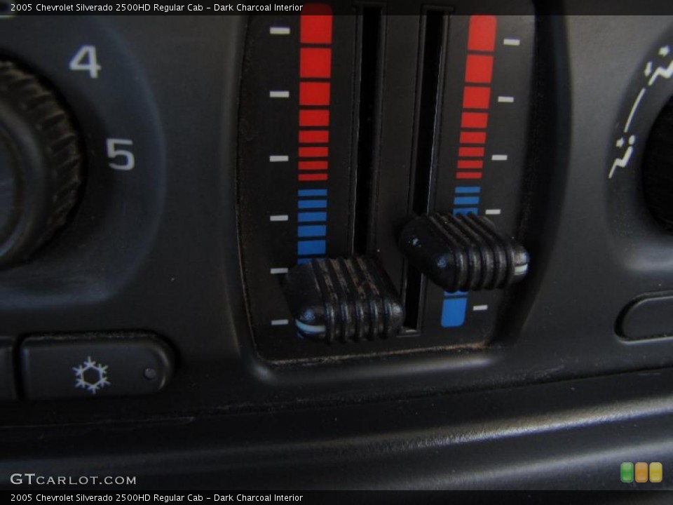 Dark Charcoal Interior Controls for the 2005 Chevrolet Silverado 2500HD Regular Cab #46913840