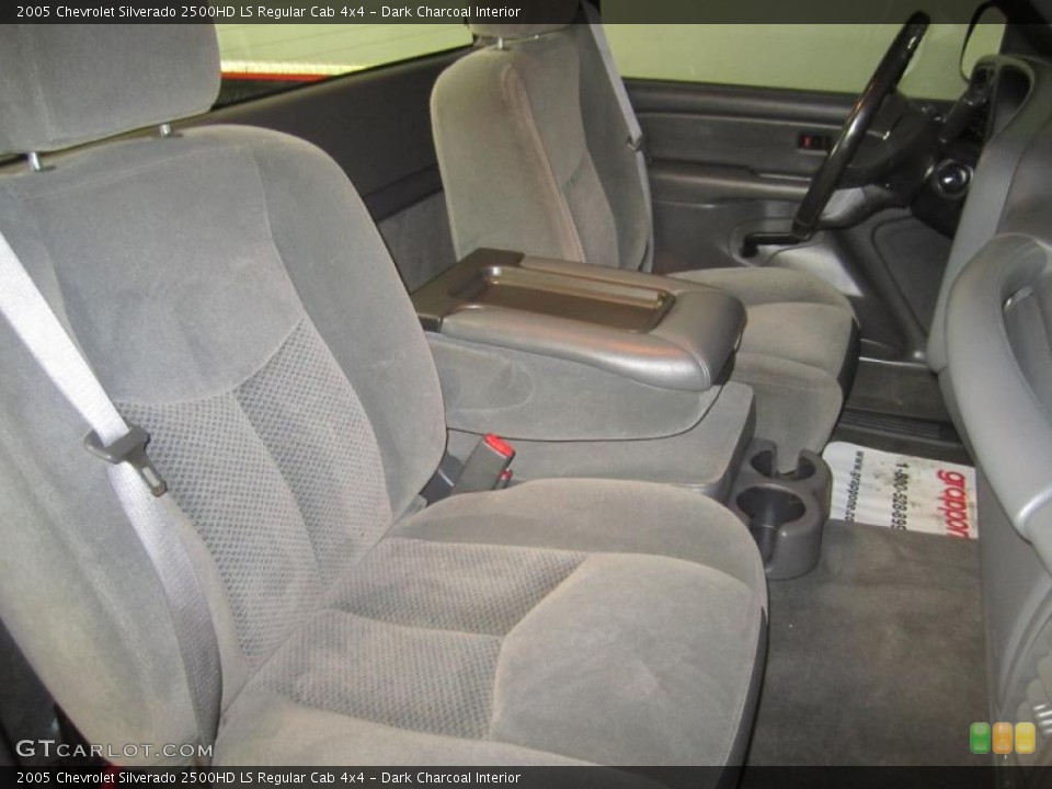 Dark Charcoal Interior Photo for the 2005 Chevrolet Silverado 2500HD LS Regular Cab 4x4 #46934309