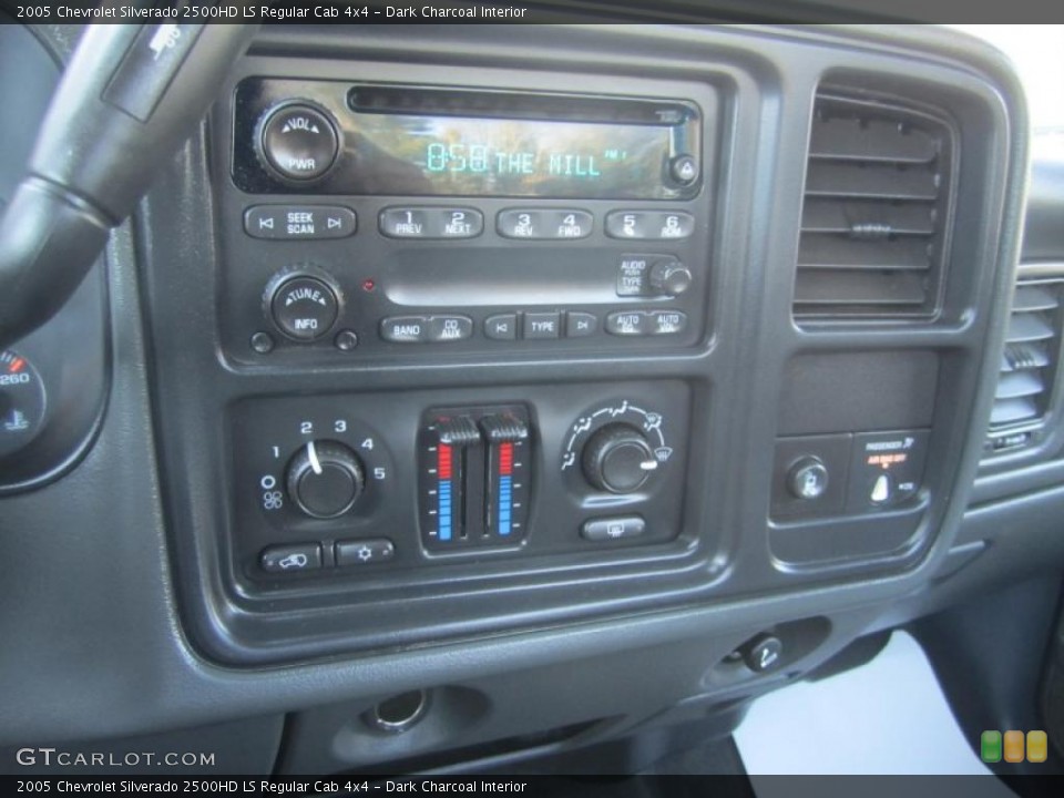 Dark Charcoal Interior Controls for the 2005 Chevrolet Silverado 2500HD LS Regular Cab 4x4 #46934342