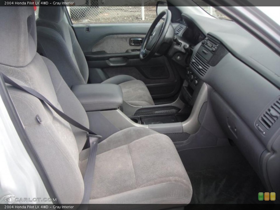 Gray Interior Photo for the 2004 Honda Pilot LX 4WD #46954869