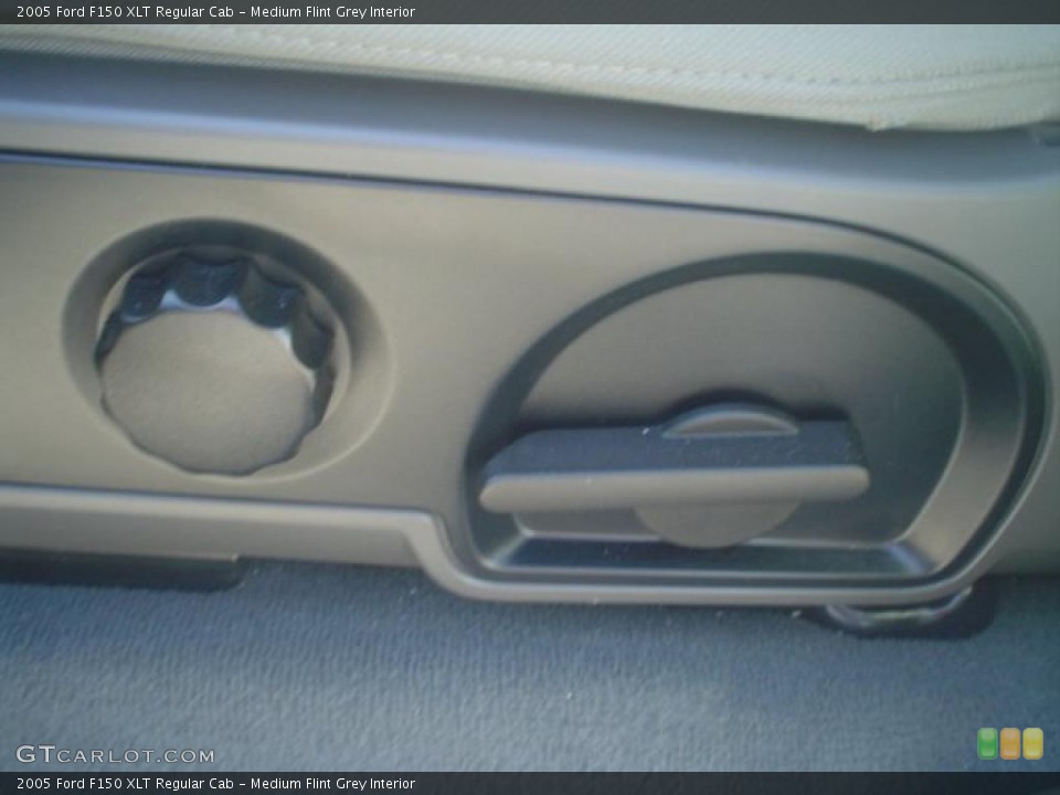 Medium Flint Grey Interior Controls for the 2005 Ford F150 XLT Regular Cab #46960443