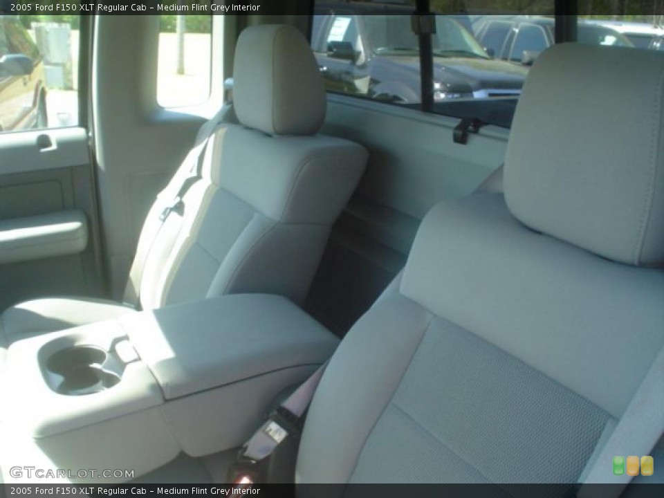 Medium Flint Grey Interior Photo for the 2005 Ford F150 XLT Regular Cab #46960458