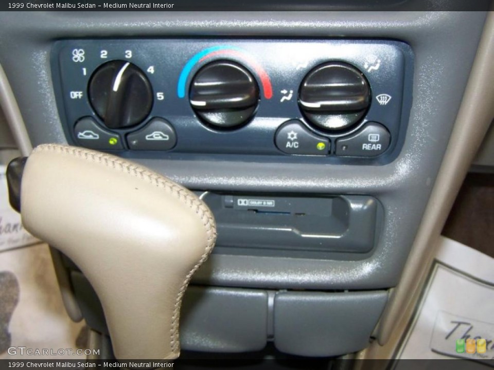 Medium Neutral Interior Controls for the 1999 Chevrolet Malibu Sedan #47014635