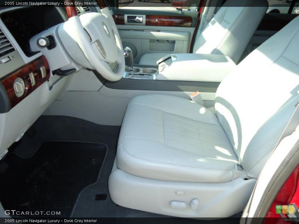Dove Grey Interior Photo for the 2005 Lincoln Navigator Luxury #47025588