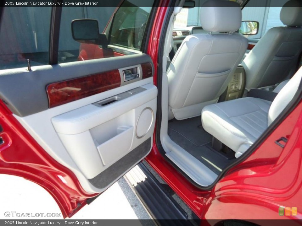 Dove Grey Interior Photo for the 2005 Lincoln Navigator Luxury #47025618