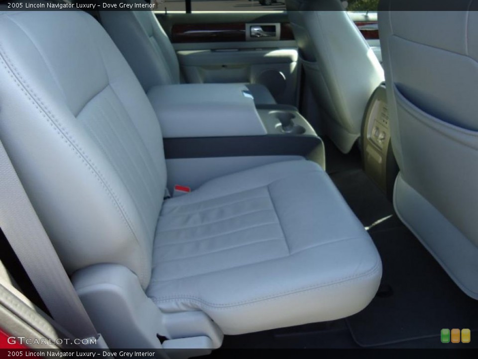Dove Grey Interior Photo for the 2005 Lincoln Navigator Luxury #47025768