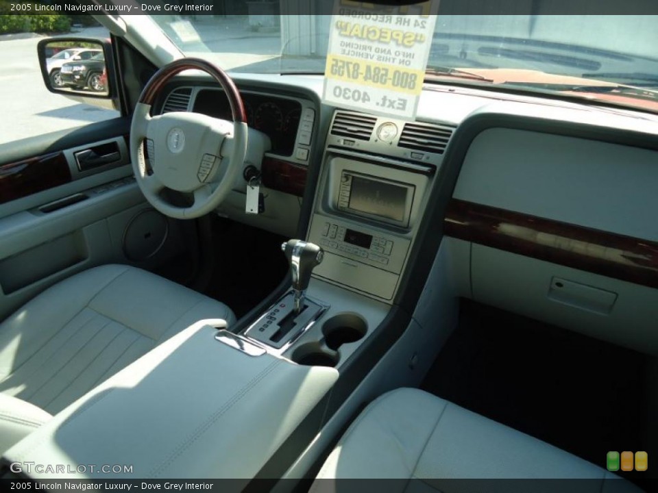 Dove Grey Interior Photo for the 2005 Lincoln Navigator Luxury #47025780