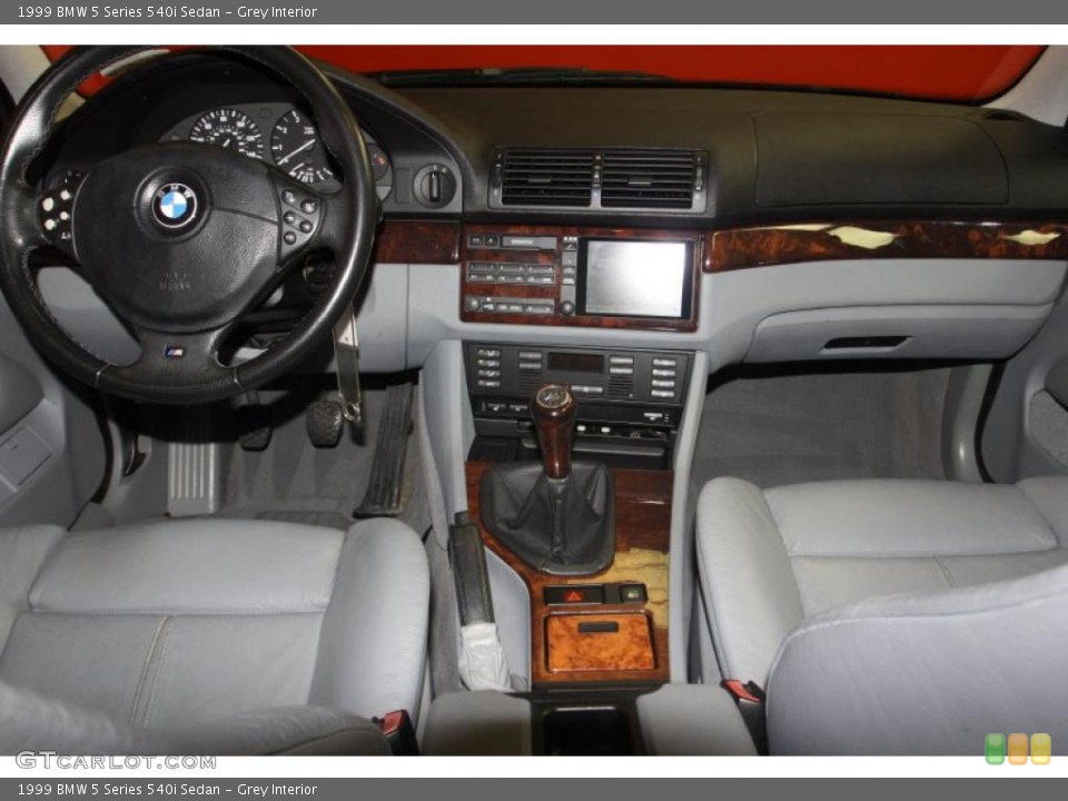 Grey Interior Dashboard for the 1999 BMW 5 Series 540i Sedan #47066777