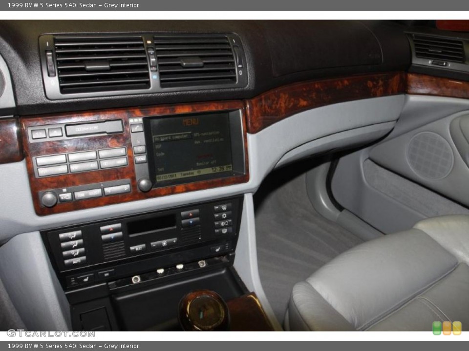 Grey Interior Controls for the 1999 BMW 5 Series 540i Sedan #47067047