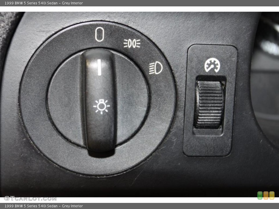 Grey Interior Controls for the 1999 BMW 5 Series 540i Sedan #47067206