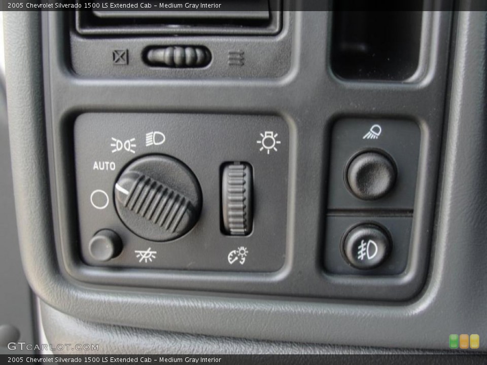 Medium Gray Interior Controls for the 2005 Chevrolet Silverado 1500 LS Extended Cab #47074091