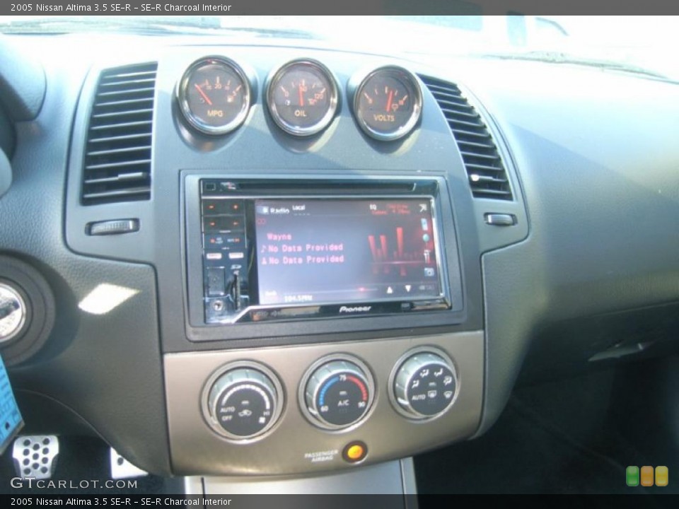 SE-R Charcoal Interior Controls for the 2005 Nissan Altima 3.5 SE-R #47085515
