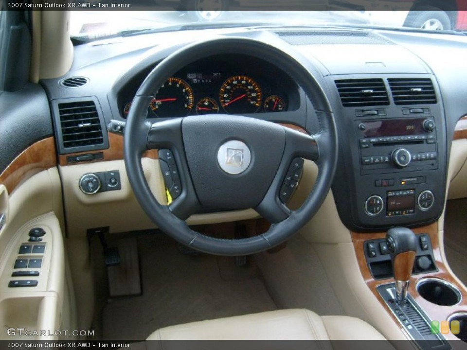 Tan Interior Photo for the 2007 Saturn Outlook XR AWD #47102549