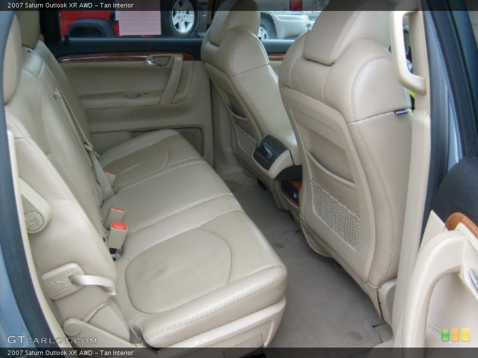 Tan Interior Photo for the 2007 Saturn Outlook XR AWD #47102585