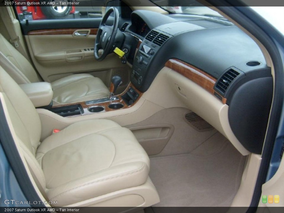 Tan Interior Photo for the 2007 Saturn Outlook XR AWD #47102621