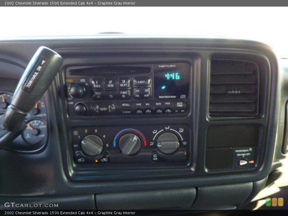 Graphite Gray Interior Controls for the 2002 Chevrolet Silverado 1500 Extended Cab 4x4 #47151525