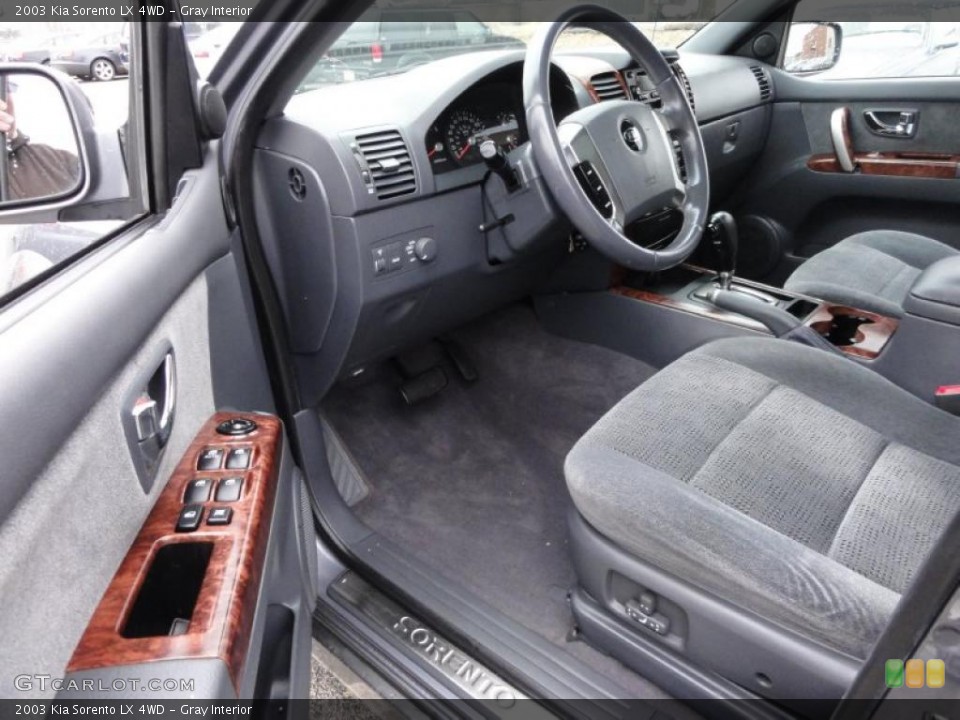 Gray Interior Photo for the 2003 Kia Sorento LX 4WD #47168931