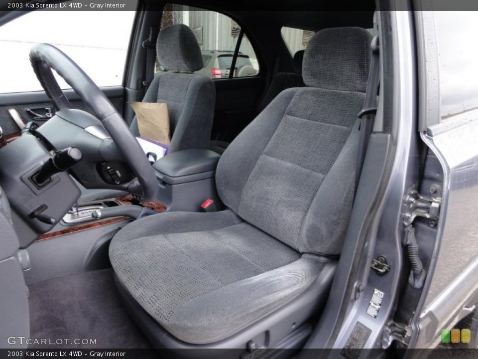 Gray Interior Photo for the 2003 Kia Sorento LX 4WD #47168973