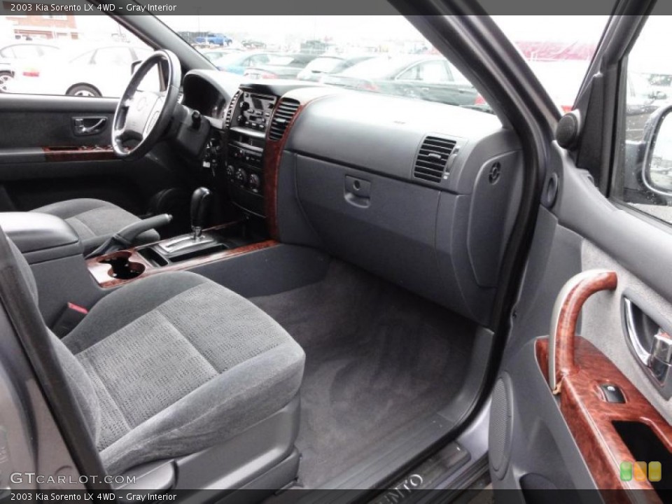 Gray Interior Photo for the 2003 Kia Sorento LX 4WD #47168979