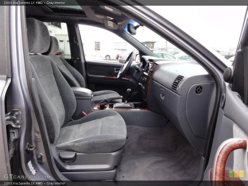 Gray Interior Photo for the 2003 Kia Sorento LX 4WD #47168997