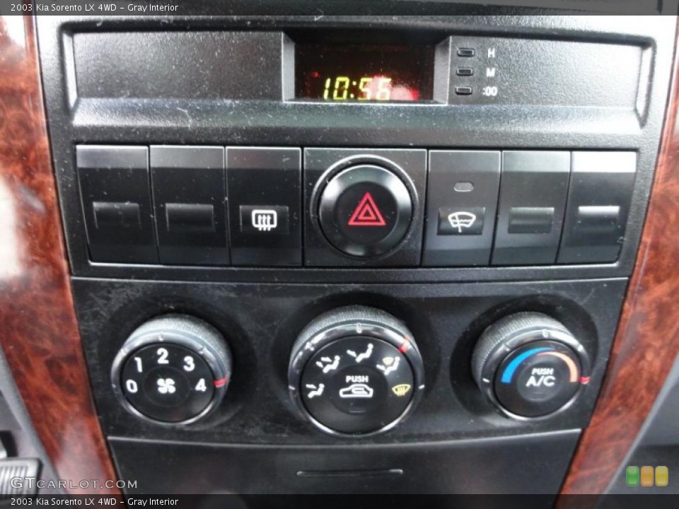 Gray Interior Controls for the 2003 Kia Sorento LX 4WD #47169189