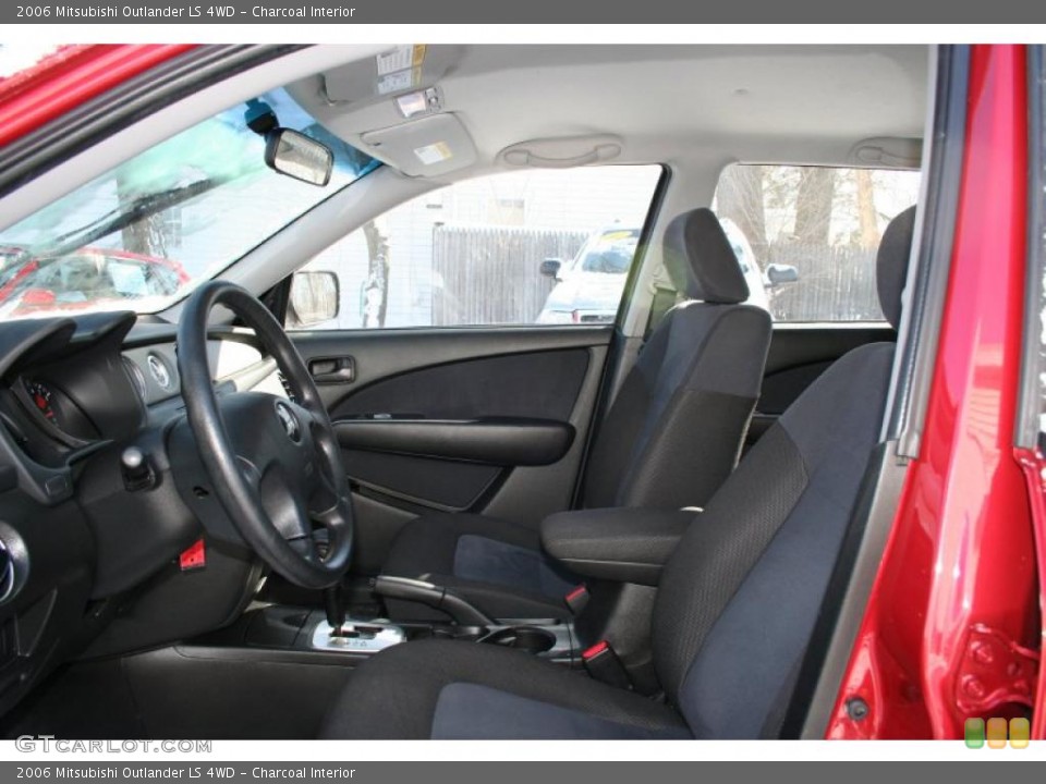 Charcoal Interior Photo for the 2006 Mitsubishi Outlander LS 4WD #47197616