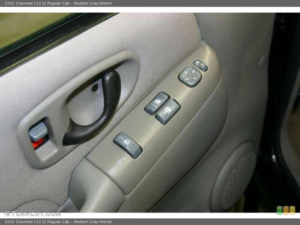 Medium Gray Interior Controls for the 2003 Chevrolet S10 LS Regular Cab #47198243