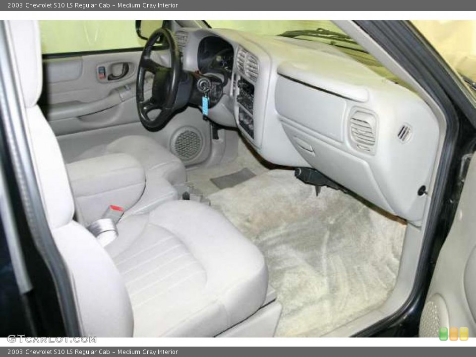 Medium Gray Interior Photo for the 2003 Chevrolet S10 LS Regular Cab #47198333