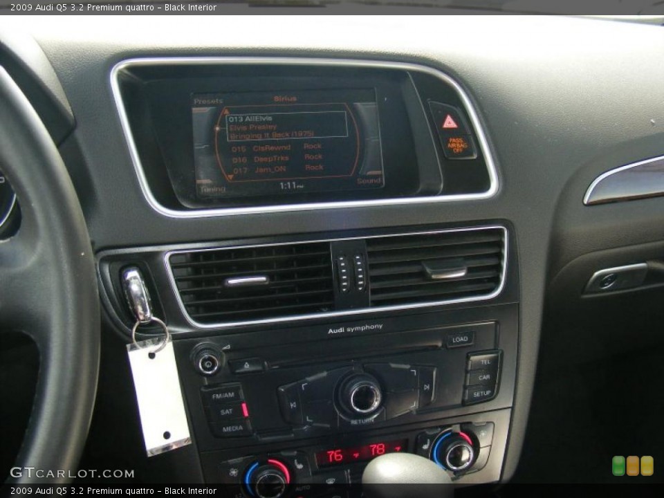 Black Interior Controls for the 2009 Audi Q5 3.2 Premium quattro #47205335