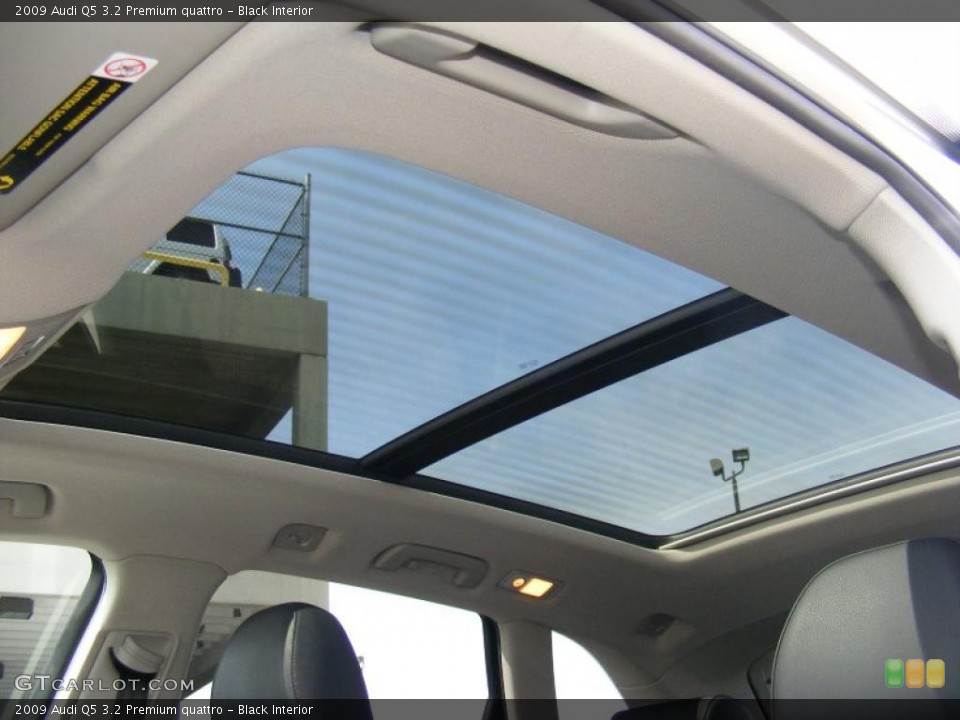 Black Interior Sunroof for the 2009 Audi Q5 3.2 Premium quattro #47205395