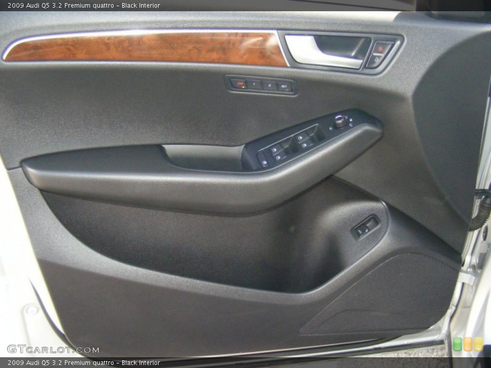 Black Interior Door Panel for the 2009 Audi Q5 3.2 Premium quattro #47205599