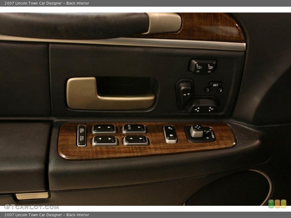 Black Interior Controls for the 2007 Lincoln Town Car Designer #47209385