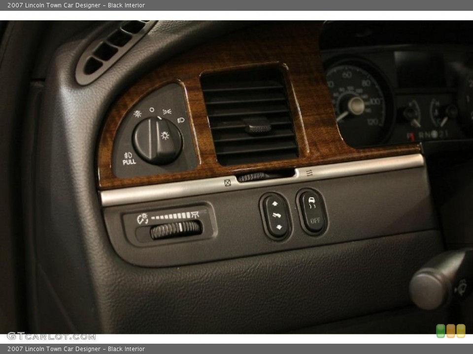 Black Interior Controls for the 2007 Lincoln Town Car Designer #47209400
