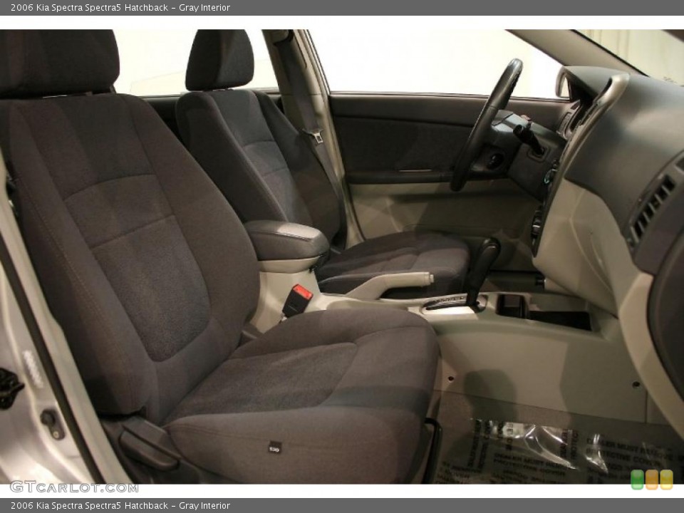 Gray Interior Photo for the 2006 Kia Spectra Spectra5 Hatchback #47211305