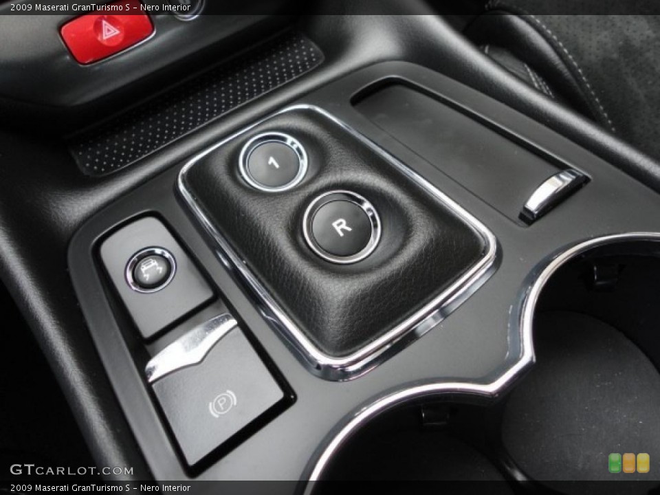 Nero Interior Controls for the 2009 Maserati GranTurismo S #47221458