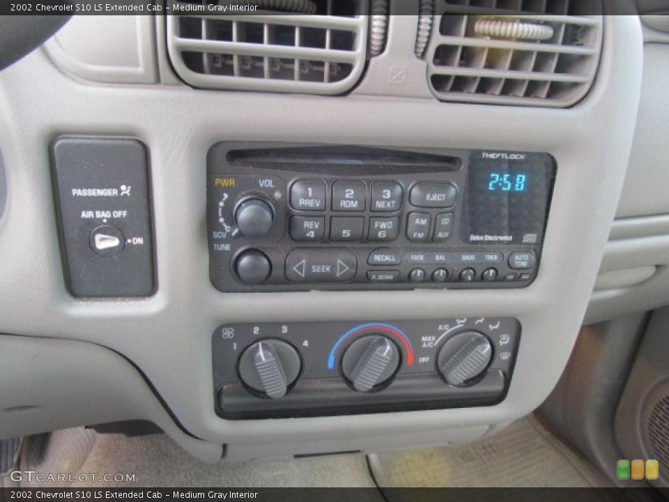 Medium Gray Interior Controls for the 2002 Chevrolet S10 LS Extended Cab #47223905