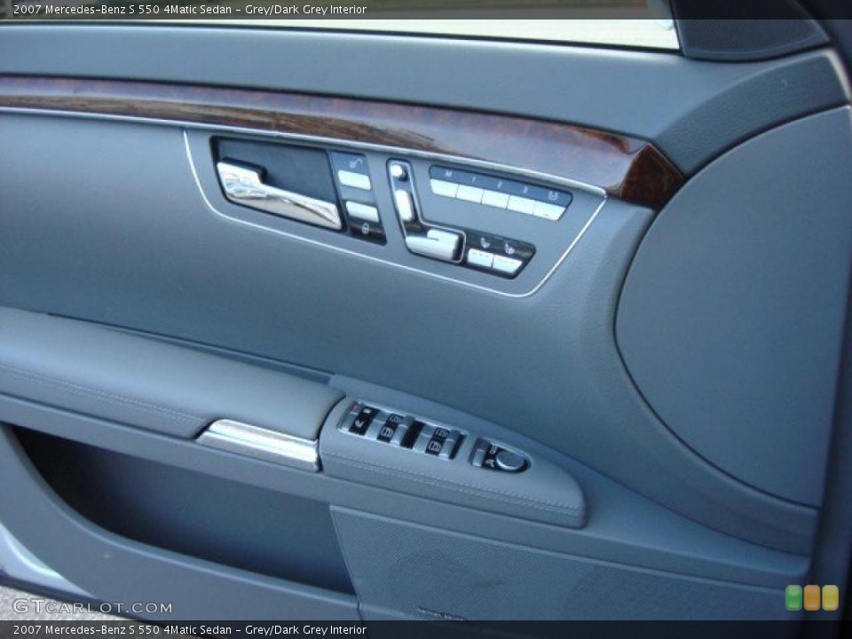 Grey/Dark Grey Interior Controls for the 2007 Mercedes-Benz S 550 4Matic Sedan #47237990
