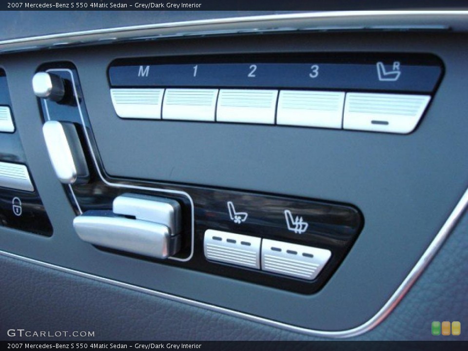 Grey/Dark Grey Interior Controls for the 2007 Mercedes-Benz S 550 4Matic Sedan #47237996