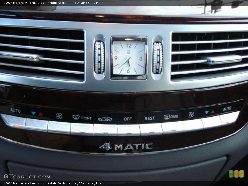 Grey/Dark Grey Interior Controls for the 2007 Mercedes-Benz S 550 4Matic Sedan #47238020