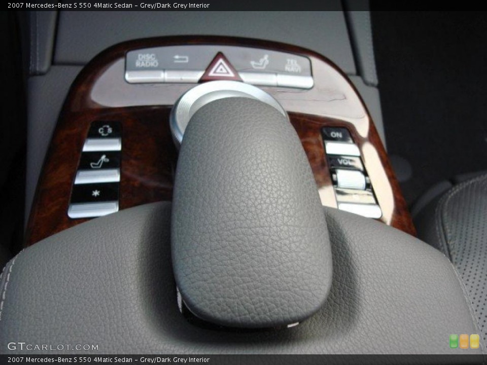 Grey/Dark Grey Interior Controls for the 2007 Mercedes-Benz S 550 4Matic Sedan #47238032