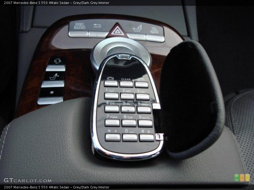 Grey/Dark Grey Interior Controls for the 2007 Mercedes-Benz S 550 4Matic Sedan #47238038