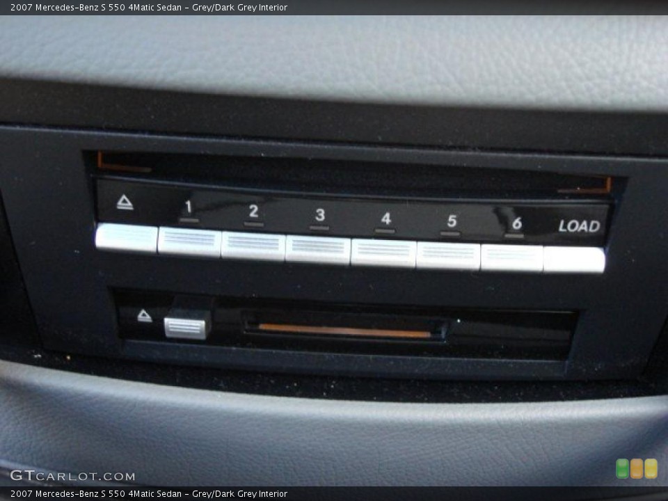 Grey/Dark Grey Interior Controls for the 2007 Mercedes-Benz S 550 4Matic Sedan #47238044