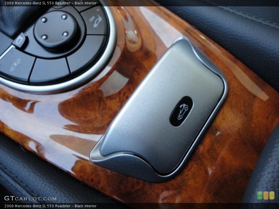 Black Interior Controls for the 2009 Mercedes-Benz SL 550 Roadster #47246972