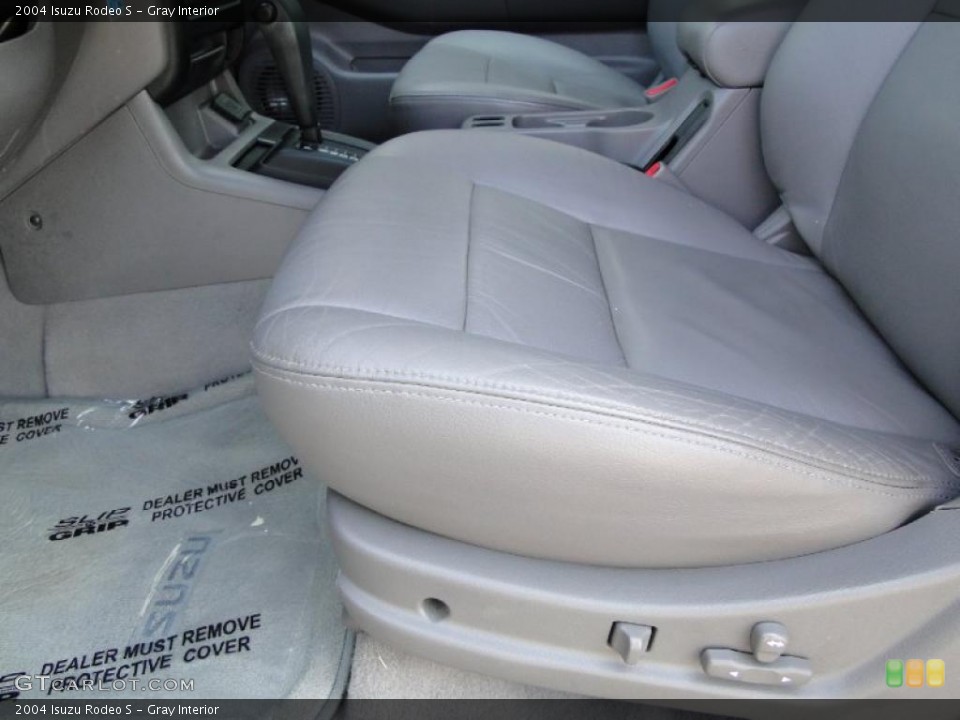 Gray Interior Photo for the 2004 Isuzu Rodeo S #47256875