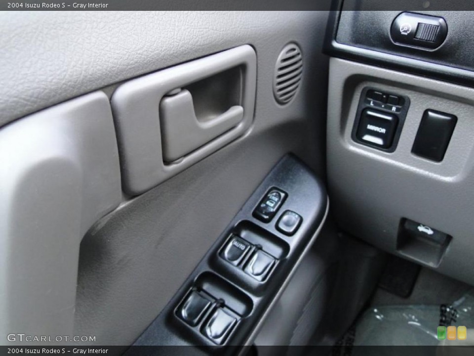 Gray Interior Controls for the 2004 Isuzu Rodeo S #47256917